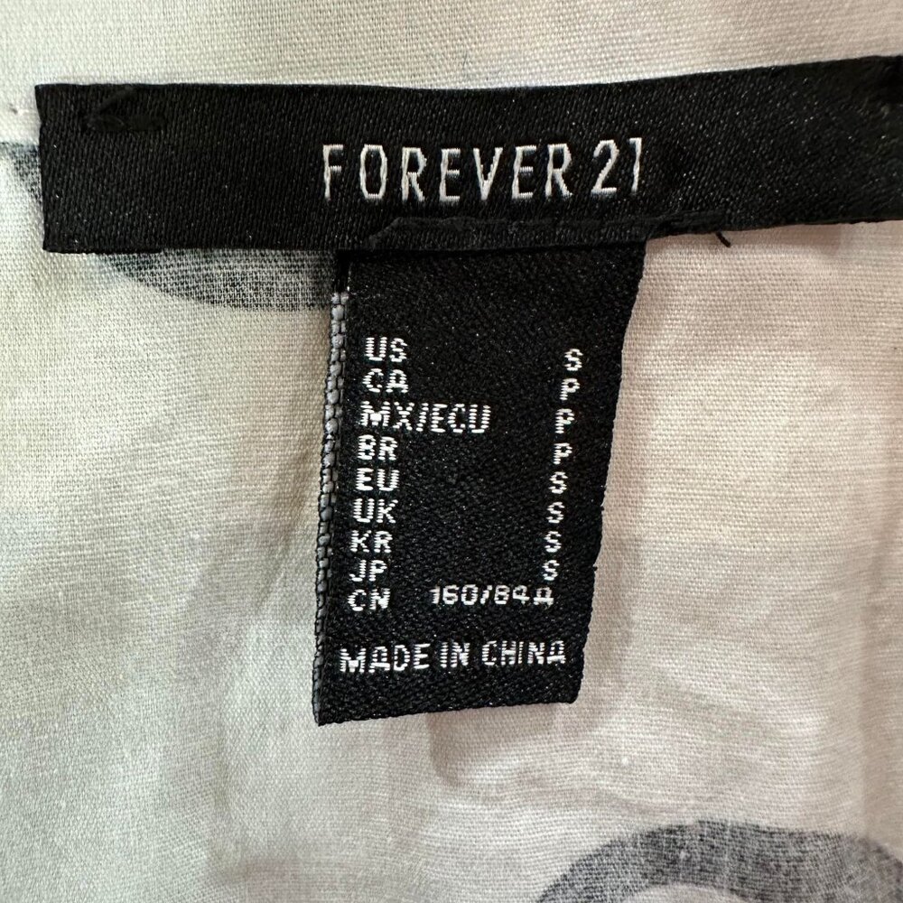 ADORABLE AND UNIQUE **Forever 21** CROP TOP! NWOT - Picture 2 of 5